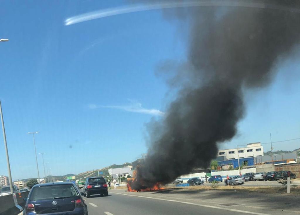 Digjet makina në mes të autostradës Tiranë-Durrës, policia: Ishte e braktisur, rezulton e vjedhur
