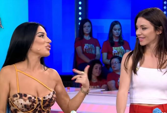 FOTO/Gazetarja shqiptare vihet në siklet dhe zbulon emrin: Ky futbollist shqiptar flirton me mua