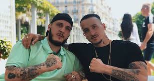 FOTO/Reperi i njohur iu pengon rreng ndjekësve, postimi i habitshëm në rrjetet sociale