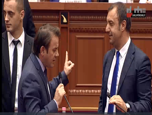 Opozita parlamentare bëhet e zhurmshme, Gjoni i merr mikrofonin Shalsit, foltoren e rrethojnë truprojat
