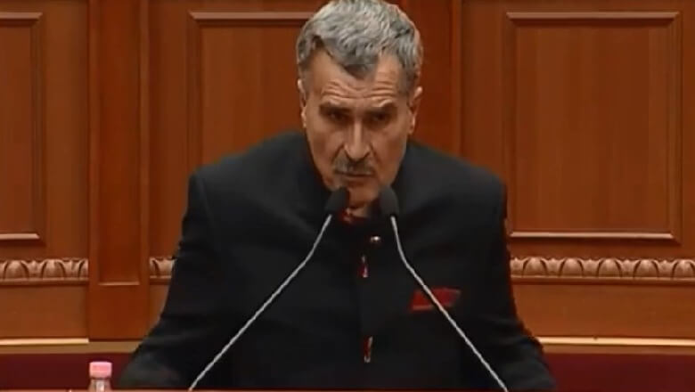 “Nuk ka Zot none që të më kërcënojë mua”, nuk ngelet prapa as Kujtim Gjuzi: Më kërcënuan me sms për veshjen