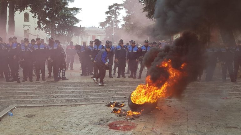U arrestua se dogji një gomë gjatë protestës së opozitës, i riu prej 5 muajsh mbahet i arrestuar