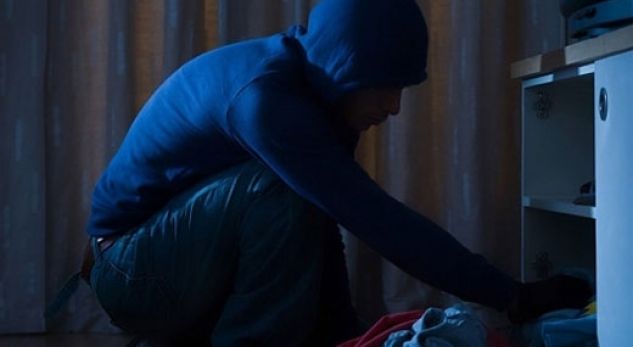 Vidhet banesa e biznesmenit në Elbasan, ja sa para morën hajdutët