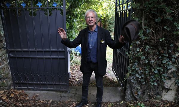 Fituesi i “Nobel”-it për Letërsi përshëndet serbët: E ndiej gëzimin tuaj për njohjen e madhe që mora