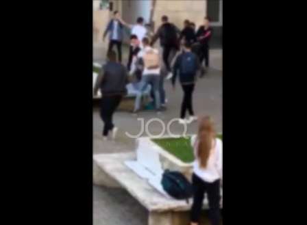 VIDEO/Pamje shqetësuese, sherr me thika në gjimnazin e njohur në Tiranë