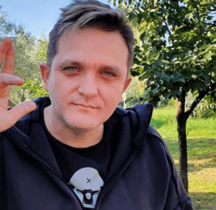 Gjesti i Borchardt/Aktori i humorit nuk përmbahet: Ne në shqip e kemi më të bukur gjestin se ju në europisht