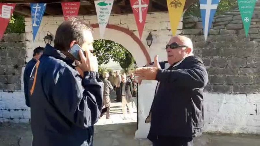 Tensione në Bularat, banorët “kërcënojnë” mediat shqiptare: Shporruni! Nuk iu do familja!