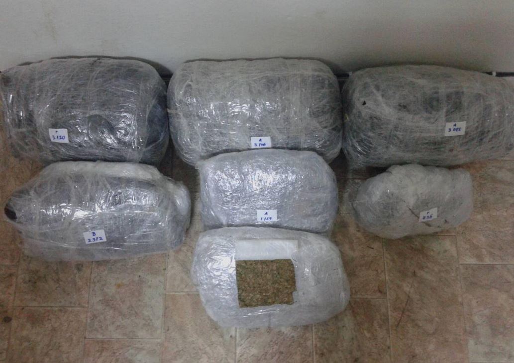 I gjenden 15 kg kanabis dhe armë, shpallet në kërkim zyrtari në Çorovodë