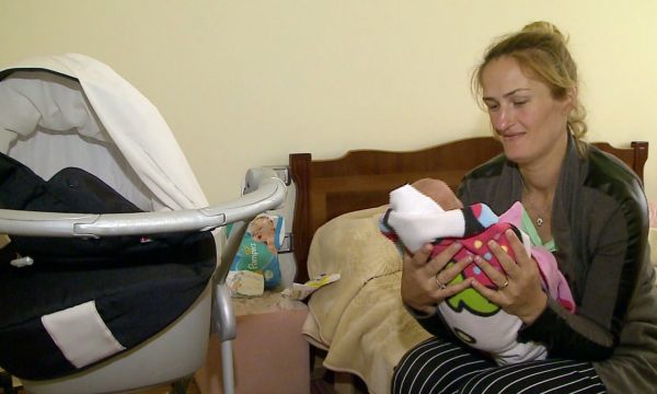 Gruaja priste dy fëmijë, por i sollën të gjallë vetëm një, çifti padit mjekët në Tiranë