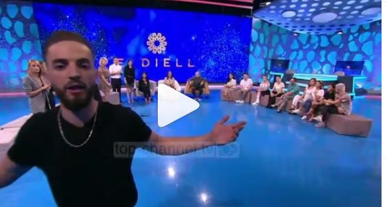 VIDEO/Nuk pranoi eleminimin, konkurrenti përplas mikrofonin dhe kamerat në “E diell”