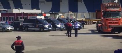 FOTO/Kontroll blic në portin e Durrësit, informacione për drogë e armë kontrabandë