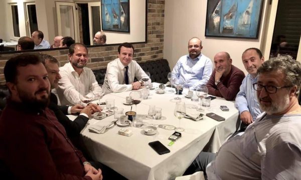 Albin Kurti në Tiranë, darkon me ‘kundërshtarët’ më të fortë të Ramës