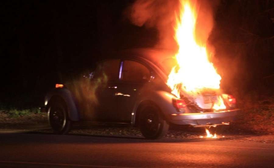 Aksident i rëndë në Librazhd/ Makina përplaset me ndarësen e rrugës, digjen totalisht