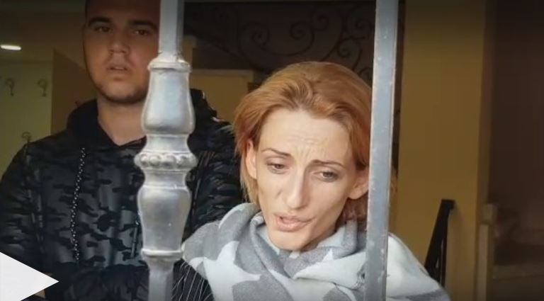 VIDEO/Me djalin e madh në krah, 31-vjeçarja flet para mediave: Kisha frikë ta denoncoja Dritanin se do vdisnim të gjithë
