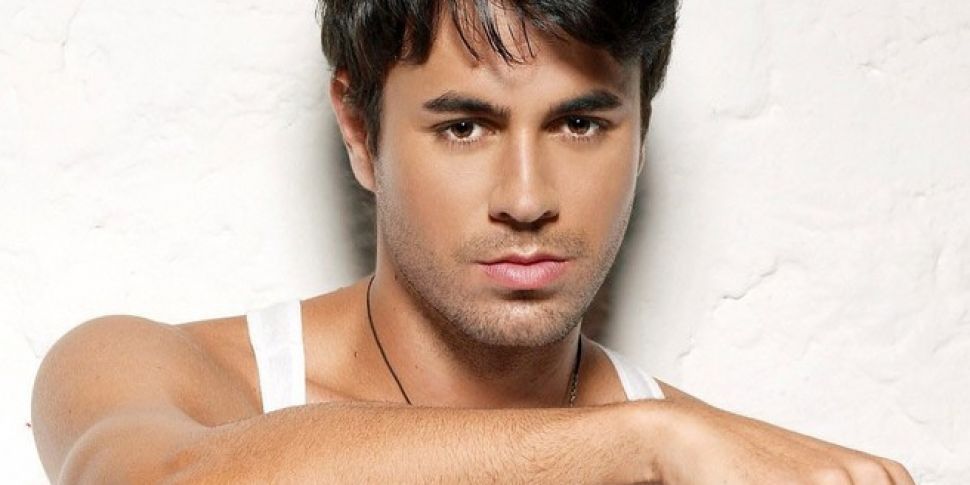 FOTO/Supriza për fansat në koncert, këngëtari me famë botërore valvit flamurin shqiptar