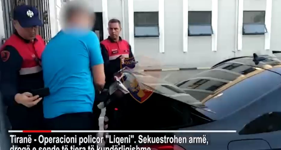 VIDEO/Policia ndjek makinën e dyshimtë në Tiranë, zbulon kokainë, armë dhe shuma parash