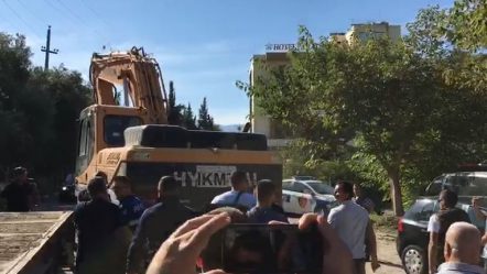 VIDEO/Banorët në Orikum shtyjnë fadromat, përplasja të forta me policinë dhe IKMT: I kemi me djersë