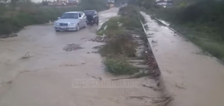 FOTO/Rikthehen përmbytjet në Kurbin, përroi del nga shtrati, rrugët dhe shtëpitë nën ujë