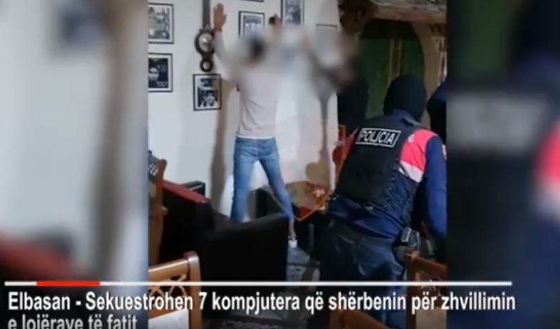 VIDEO/Shihni pamjet kur policia kap mat disa persona në lokal, çfarë u zbulua nga aksioni në Elbasan