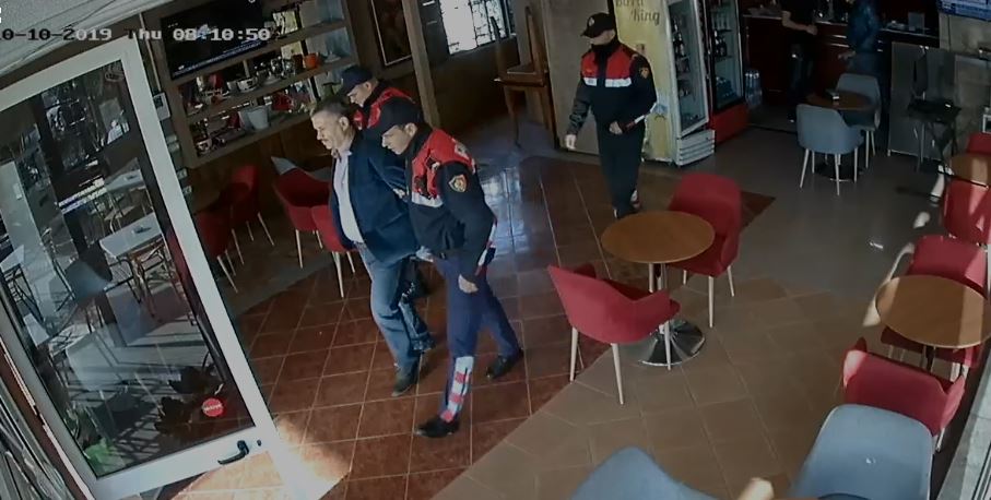 “Unaza”/Shihni pamjet kur policia arreston një prej personave kryesorë të protestës, Skënder Dodën