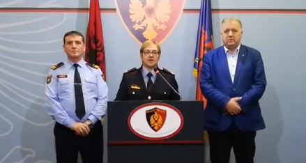 VIDEO/I dënuar për vrasjen e 2 prostitutave në Itali, kush është i arrestuari në Selenicë, pranga dhe të vëllait