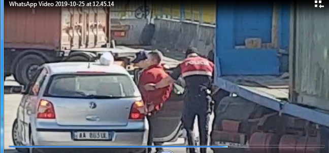 FOTO/Kontrolle nga policia, momenti i ndalimit të dy personave në portin e Durrësit