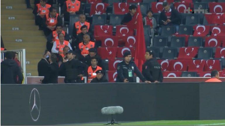 E tepruar! Forca të armatosura turke izolojnë sektorin e tifozëve kuqezi