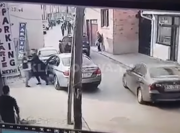 VIDEO/ Getoar Besimi përleshet me zyrtarin e komunës së Prizrenit