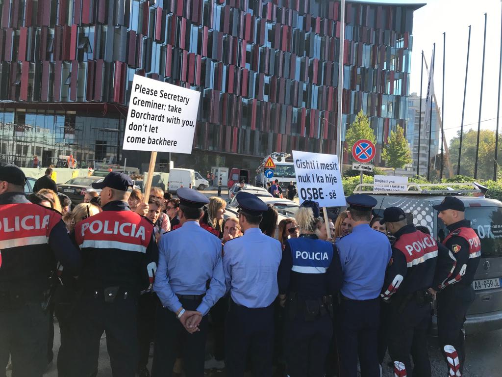 FOTO/Gratë e unazës në protestë: Gishti i mesit nuk i ka hije OSBE-së