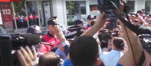 VIDEO/Protestë tek Drejtoria, ish-deputeti bashkë me banorët e Unazës: Iu bëj thirrje punonjësve të policisë