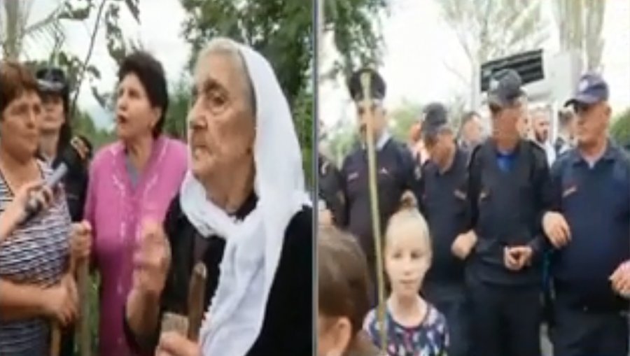 “Do bëhet përleshje e madhe në Laknas”, banorët me hunj në duar përplasen me policinë, një grua humb ndjenjat