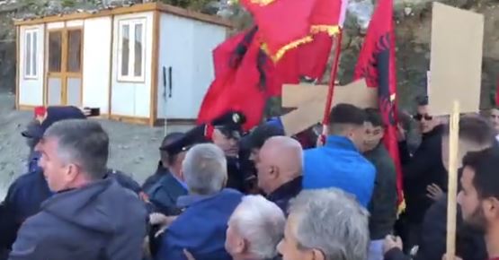 Protestë kundër ndërtimit të HEC-it në Mat, banorët përplasen me policinë: Ne vetëm këtë ujë kemi