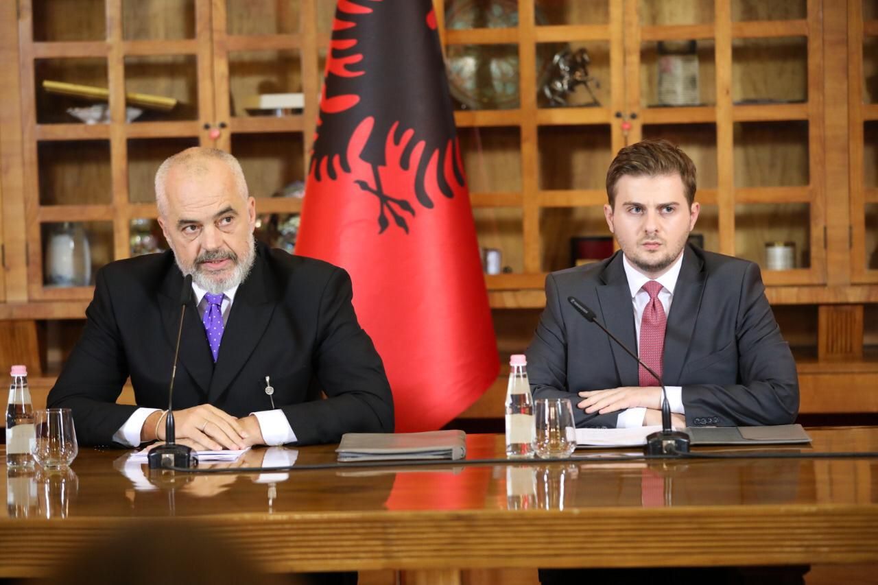 “Qeveria shqiptare heq përgjegjësitë”, Vasili: Rama jo vetëm i premtoi, por dekoroi dhe ambasadorë për negociatat