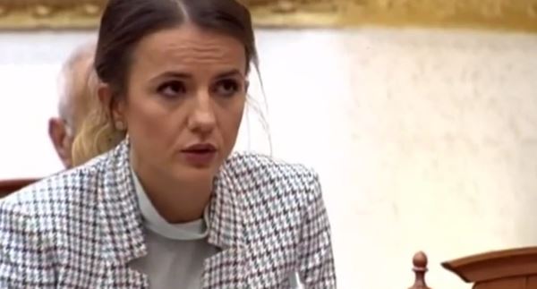 Rudina e shqetësuar për Parlamentin, kërkesë Ruçit: Deputetët të mos rrinë në kafe, të vijnë urgjent