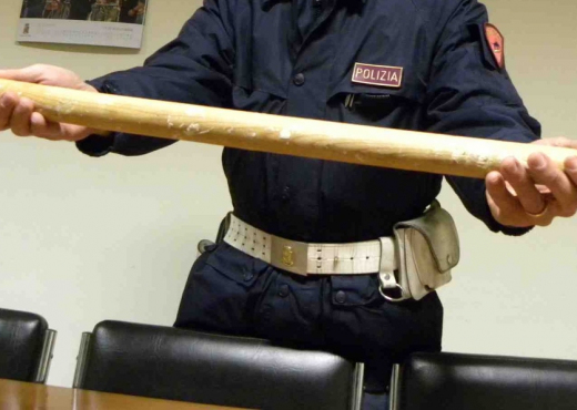 DETAJE/Shqiptari në Itali tapë, rreh me shkop byreku bashkëshorten