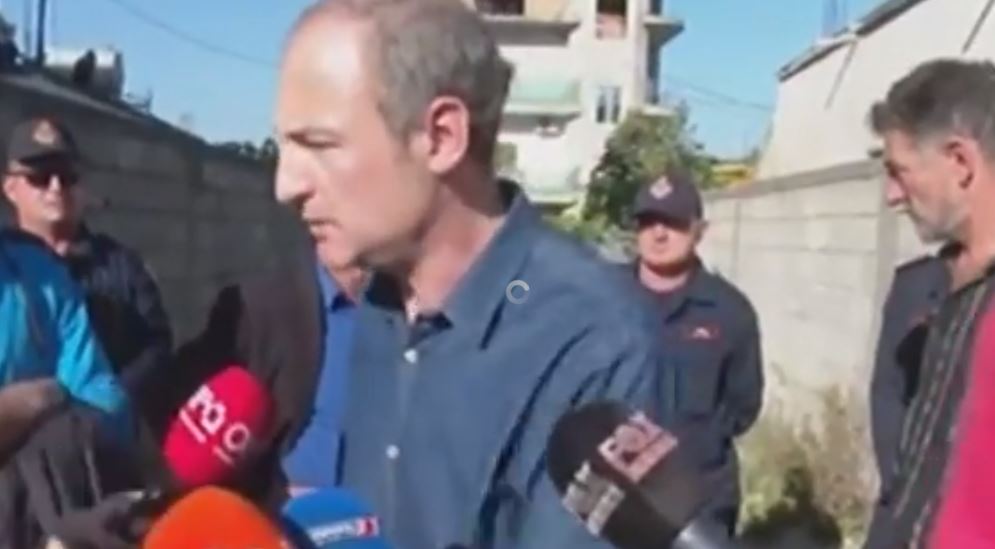 VIDEO/Aksion për prishjen e shtëpive në Shkozë, policia rrethon zonën, shoqërohen dy banorë