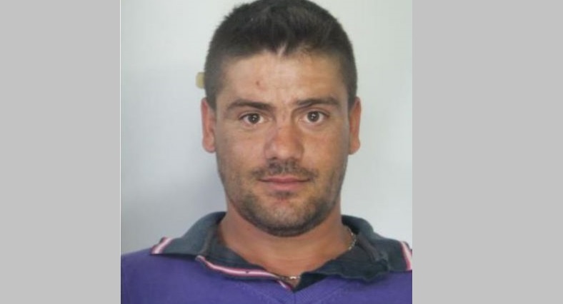 FOTO/ Shqiptari dëbohet nga Italia, vjen në Shqipëri, ndryshon mbiemrin, por prangoset