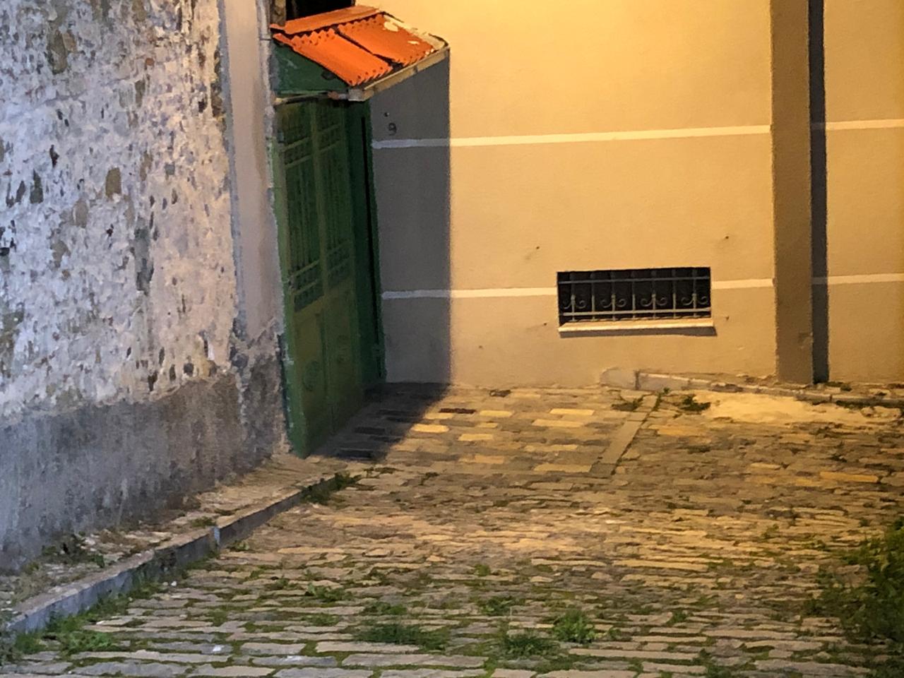 Grabitja në Korçë, të moshuarit tregojnë tmerrin e përjetuar, sa ishte shuma që u mor