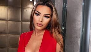 FOTO/Reperja shqiptare përplas “Benzin” në aksident, menaxheri sqaron ngjarjen