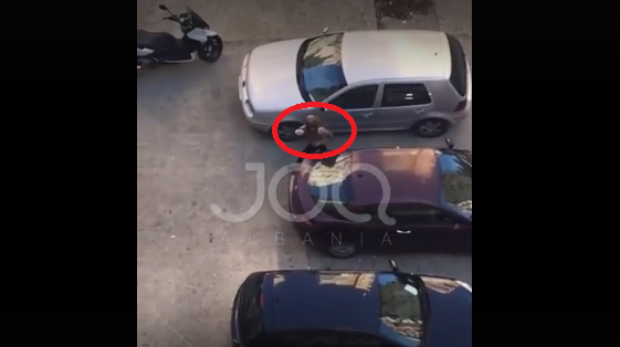 VIDEO/I bie me gur makinës ku ndodhej burri me dashnoren, shihni çfarë bën gruaja kur zbulon tradhtinë