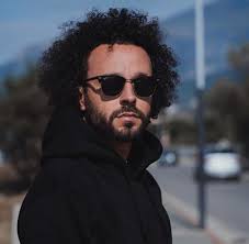 VIDEO/”Lamtumirë kaçurrela”, Young Zerka duket shumë ndryshe me look-un e ri