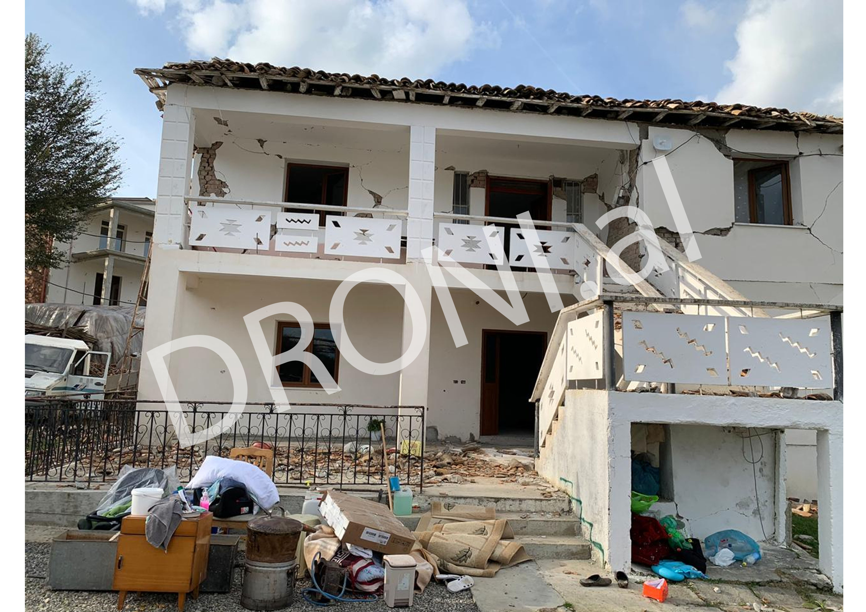 Foto dhe Video ekskluzive/Grupi i arkitektëve në terren tregojnë dëmet më të mëdha, si të kuptoni nëse ndërtesa është e banueshme