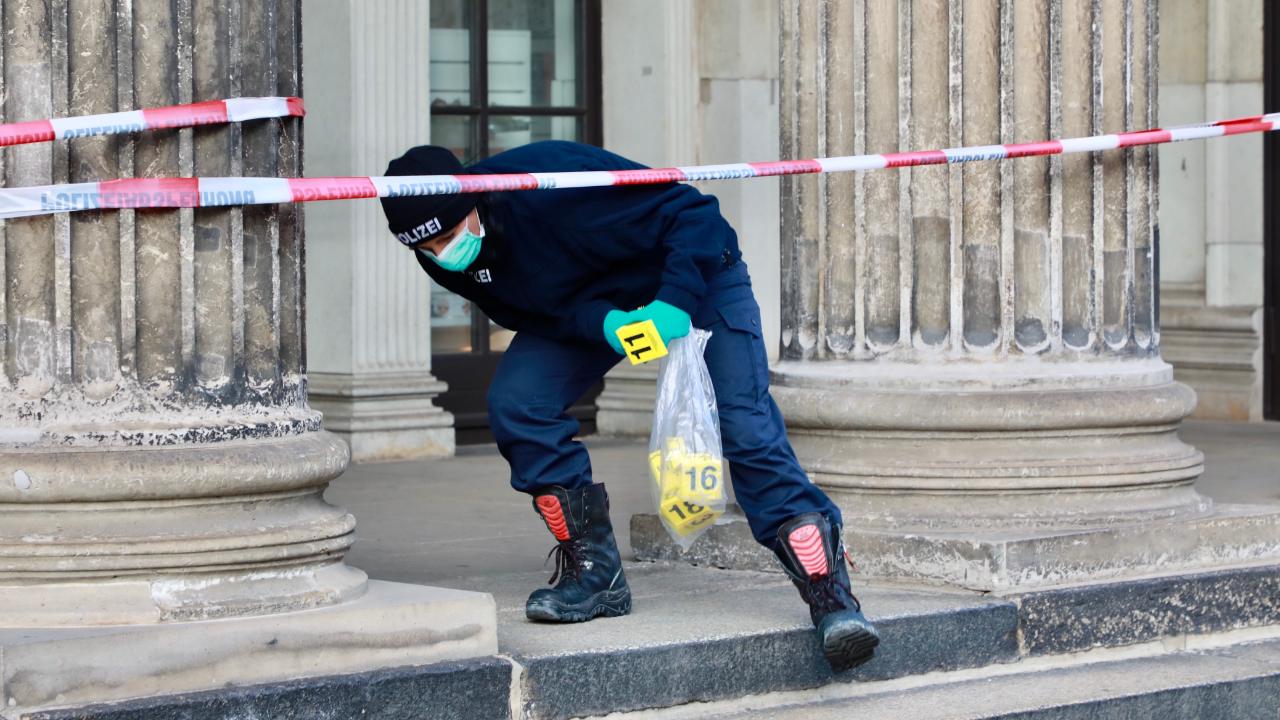 FOTO/“Banda e limuzinës” kryen grabitjen më të madhe, vidhen bizhuteri me vlerë 1 mld euro