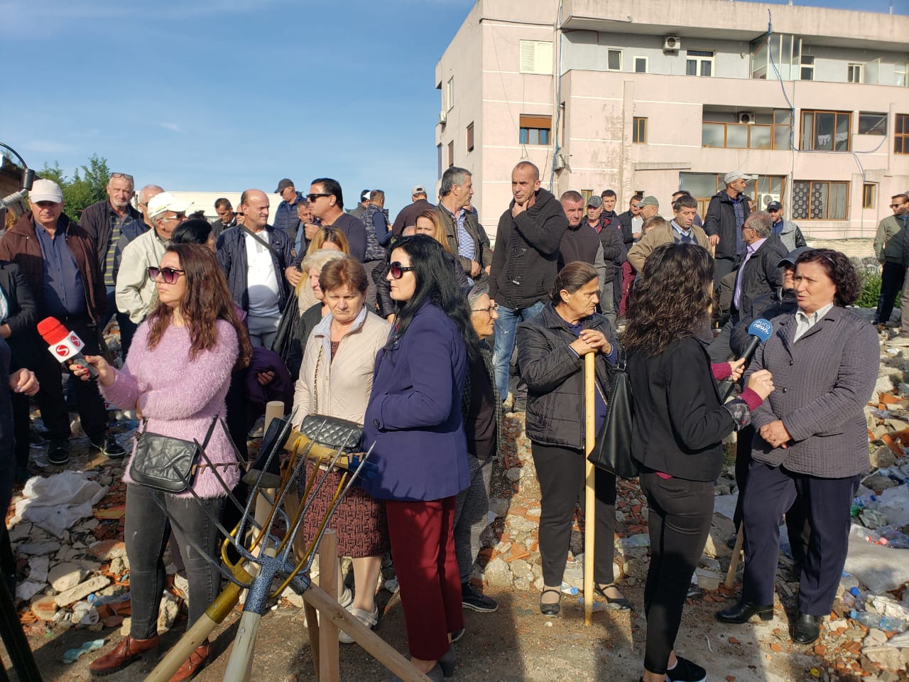 “Do prishen 8 banesa”, Banorët e Unazës prej mëngjesit presin IKMT-në me shkopinj e sfurqe