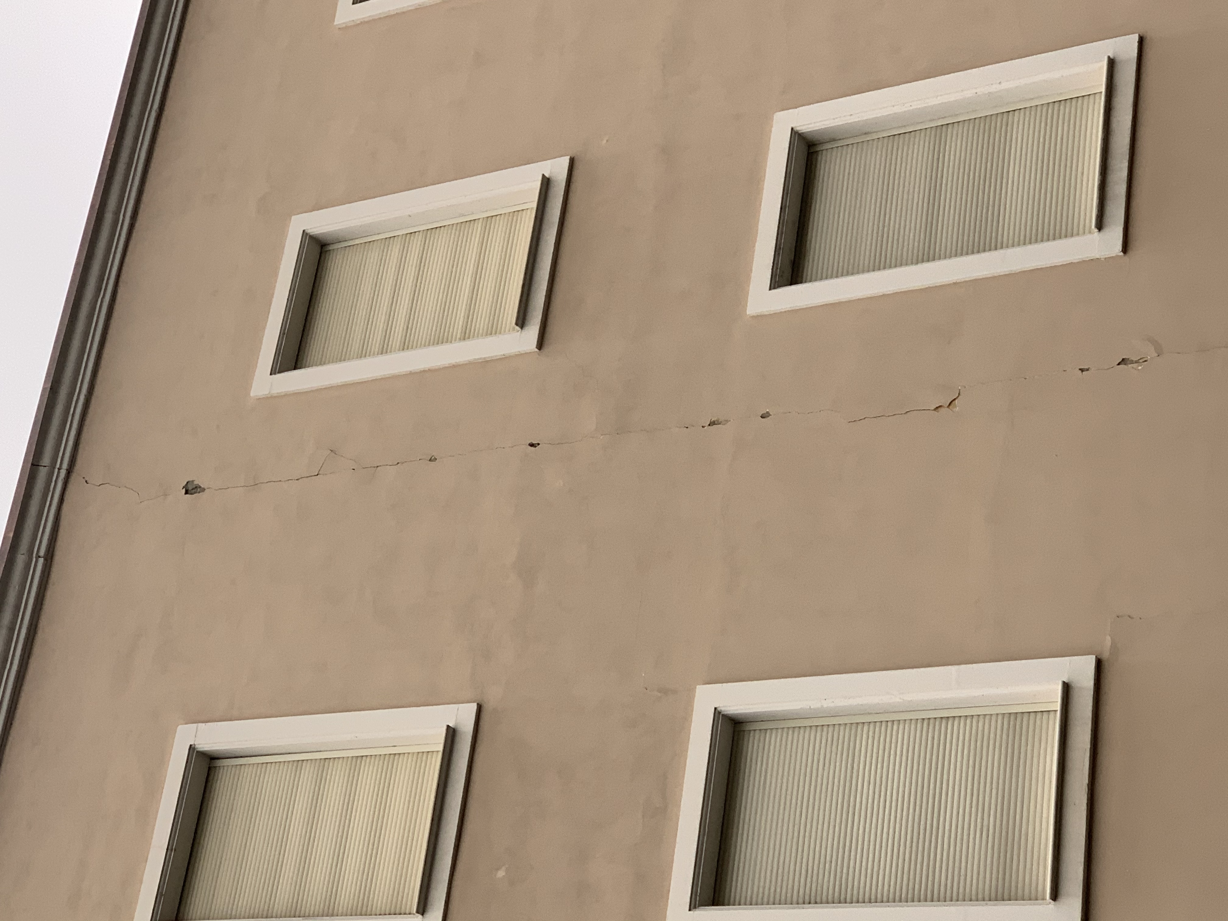 FOTO&VIDEO EKSKLUZIVE/ Termeti plasarit muret e Kryeministrise ne Tirane