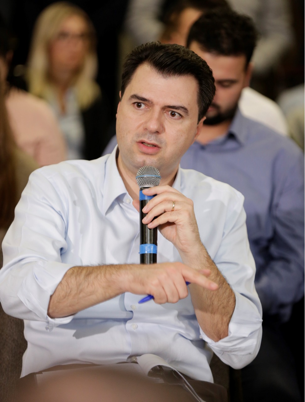 Basha takim ne Kruje, i kerkon te rinjve mos te lene Shqiperine