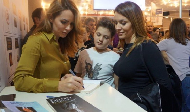 Panairi i Librit i bëri bashkë, deputetja socialiste në rradhë për të marrë një autograf nga Grida Duma