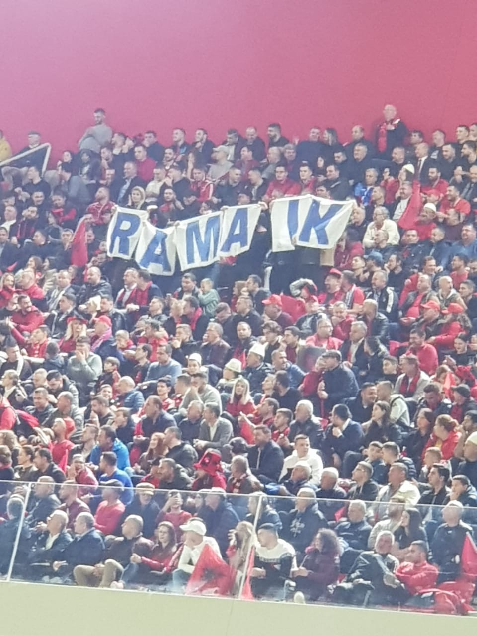 Tifozet ne kor te Air Albania: Rama ik!