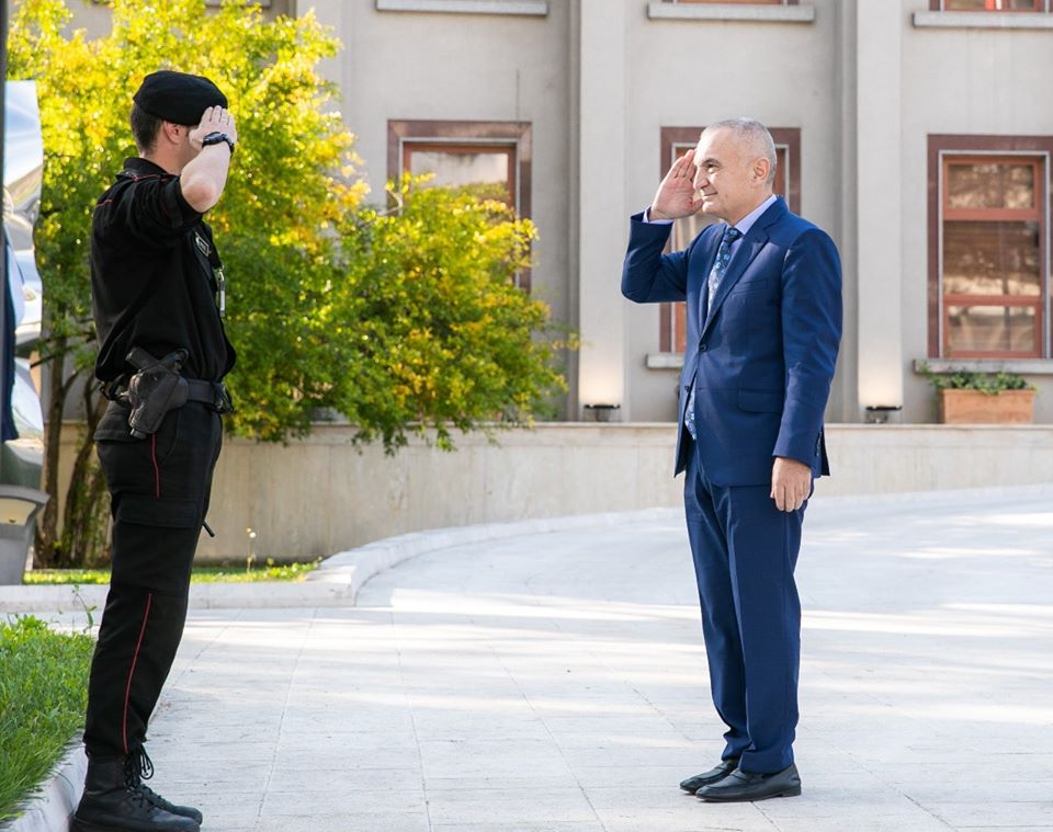 Nxjerr foto me përshëndetjen ushtarake, Meta këmbëngul: Koha për referendum të ri