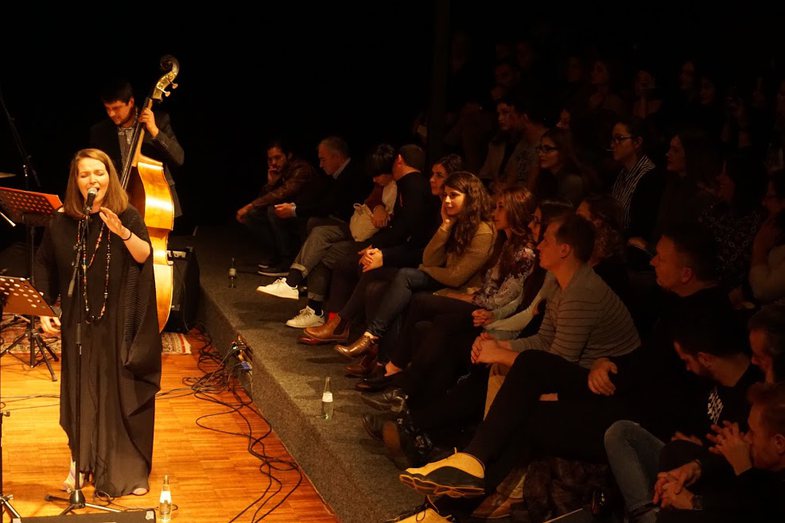 FOTO/Sapo është bërë nënë, këngëtarja shqiptare po korr sukses ndërkombëtar